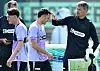Alexander Blessin streichelt Manolis Saliakas den Kopf