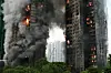 Nähere Aufnahme auf zwei brennende Gebäude. Man sieht Feuer in mehreren Stockwerken.