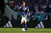 Maya Yoshida gibt Anweisungen auf dem Platz.