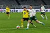 Ramy Bensebaini im Zweikampf mit Thorgan Hazard