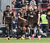 St. Pauli-Profis bejubeln das 1:0 gegen Bielefeld von Hartel