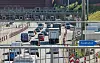 Lastwagen und PKWs stauen sich kurz vor dem Elbtunnel auf der A7 Richtung Süden.