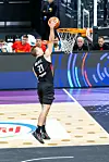 Justus Hollatz wirft einen Korb bei der Basketball-EM