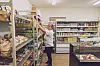 Eine Frau räumt ein Regal ein