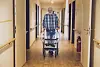Ein Mann mit Rollator