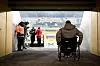 Fan mit Behinderung auf dem Weg zum Rollstuhlfahrerplatz im Stadion