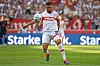 Deniz Undav und seine Stuttgarter Kollegen laufen in dieser Saison noch mit anderem Sponsor auf der Brust auf.