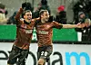 Max Kruse und Matthias Lehmann bejubeln das Lauterer Eigentor durch Tiffert.