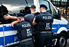 Bundespolizisten durchsuchen am Hauptbahnhof einen Mann.