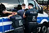 Bundespolizisten durchsuchen am Hauptbahnhof einen Mann.