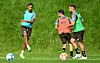 Offensiv-Zugang Etienne Amenyido (l., mit Christopher Buchtmann und Max Dittgen) zeigte in den ersten Trainingseinheiten seine Fähigkeiten.