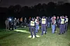 Polizisten kontrollieren Personen im Stadtpark in Hamburg.