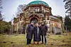 Menschen stehen vor dem Mausoleum