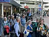 Pendler am Bahnhof Neumünster: Wegen eines Polizeieinsatzes fuhren für etwa eine Stunde keine Züge.