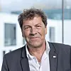 Bernhard Weyres-Borchert (67): Bernhard Weyres-Borchert (67) ist überzeugter Fan von Sonnen-Energie: Seit zehn Jahren hat der Meteorologe eine Photovoltaikanlage auf dem Dach, eine Solarthermie-Anlage für Wärme sogar schon 15 Jahre. „Wir duschen im Sommer nur über die Sonne”, schwärmt er. „Das ist so viel emotionale Rendite! Für mich haben sich die Anlagen von der ersten Sekunde an gelohnt.“ So hat er die Leidenschaft zum Beruf gemacht und ist neben der Arbeit für das Solarzentrum Hamburg auch Solarfachberater bei der Verbraucherzentrale.