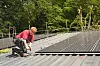 Dietmar Kuhlmann (59): Wochenlang auf die Handwerker warten, bis endlich die Solaranlage auf dem Dach fertig wird? Das muss Dietmar Kuhlmann (59) aus Lokstedt nicht – der ehemalige Lehrer montiert sie kurzerhand selbst. Wie schon bei seinem Nachbarn und jetzt bei dem Haus seiner Tochter in Lüneburg. Die Module aus deutscher oder europäischer Produktion bekommt er über den Verein SoliSolar. „Man spart so erheblich, weil man keine Montagekosten hat“, sagt er der MOPO. So amortisiert sich die Anlage auch schneller. Aber Achtung: Am Schluss muss ein Elektriker die Anlage abnehmen, bevor sie in Betrieb gehen darf.