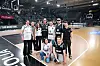 Die Fanklub-Mitglieder auf dem Spielfeld mit Towers-Geschäftsführer Jan Fischer