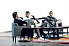 Martin Harnik, Aaron Hunt und Max Kruse sitzen bei ihrer Podcast-Aufnahme nebeneinander auf Sesseln