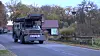 Schweres Gerät eines Spezialeinsatzkommandos der Polizei rollt durch den Ort Vieritz im Havelland.