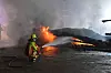 Feuerwehr löscht Carport