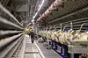 Ein Mitarbeiter geht im Tunnel neben dem Teilchenbeschleuniger Hera des Deutschen Elektronen-Synchrotron (DESY) in Hamburg entlang (Archivbild).
