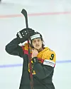 Leon Gawanke auf dem Eis, zieht seinen Helm zurecht