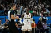Der überragende Dennis Schröder feiert den deutschen Halbfinal-Einzug.