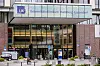 Der Haupteingang des UKE - Universitätsklinikum Hamburg-Eppendorf - wird durch Neonröhren beleuchtet. (Archivbild)