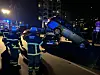 Kurioser Unfall in der Hamburger HafenCity: Ein Lkw hat zwei Autos übereinander geschoben.