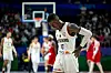 Der deutsche Basketball-Kapitän Dennis Schröder verletzte sich gegen Georgien am Rücken.