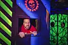 Inhaber Patrick Wrobel steht in der neuen „LaserZone“ Anlage in Hamburg