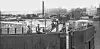 Arbeiter bei der Montage der Schleu­sen­tore in Bruns­büt­tel.