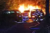 Flammen beschädigten in Harburg mehrere Autos. Drei brannten komplett aus.