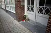 Vor der Treppenhaustür von Florian B. haben Freunde des Opfers Blumen niedergelegt.