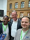 BDZV-Chef Mathias Döpfner (M.) gratuliert den MOPO-Mitarbeitern Sascha Ngari (l.) und Felix Herkenrath zum Gewinn des Nova Awards.