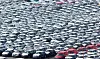 Tausende Autos des VW-Konzerns stehen im Hafen von Emden zur Verschiffung bereit (Archivbild).