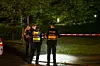 Polizisten am Tatort in Hamburg-Lohbrügge. Drei Männer kamen mit Messerstichsverletzungen in ein Krankenhaus.