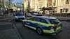 Polizeiwagen sind an der Unfallstelle vor dem Deutschen Schauspielhaus.