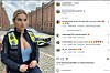Die angebliche Polizistin „Sara“ posiert in der Speicherstadt.