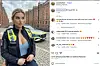 Die angebliche Polizistin „Sara“ posiert in der Speicherstadt.