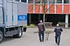 Polizisten durchsuchen mit einem Spürhund das Gelände beider Schulen.