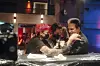 Voll konzentriert: Micha tätowiert Musiker Bela B das „Viva con Agua“-Logo.