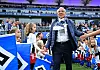 Felix Magath läuft ins Volksparkstadion ein