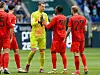 Manuel Neuer klatscht seinen Teamkollegin ab