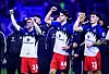Nicolás Capaldo, Luka Vuskovic und Nicolai Remberg halten vor den Fans ihre Fäuste nach oben