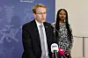 Ministerpräsident Daniel Günther (l, CDU), und Integrationsministerin Aminata Touré (Grüne) haben zum Jahrestag an die Brandanschläge in Mölln erinnert (Archivbild).