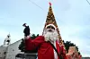 Ein Weihnachtsmann verbreitet vor der Geburtskirche in Bethlehem Adventsstimmung.