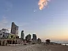 Surfer, Sportler, Sundowner: Der Strand von Tel Aviv wirkt, als wäre alles ganz normal. Nichts erinnert an Leid und Elend, das 70 Kilometer weiter südlich im Gazastreifen herrscht.