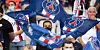 Fans mit Fahnen von PSG