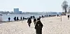 Der Elbstrand in Hamburg war am Sonntag teils gut besucht – doch es waren keine Gruppen unterwegs, alle hielten Abstand. Nur am Eingang war es manchmal etwas eng.